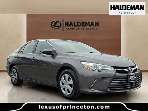 Used 2015 Toyota Camry LE image 1