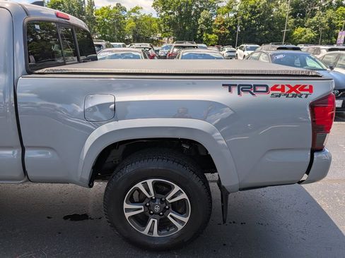 Used 2018 Toyota Tacoma TRD Sport w/ Technology Package AWD/4WD image 4