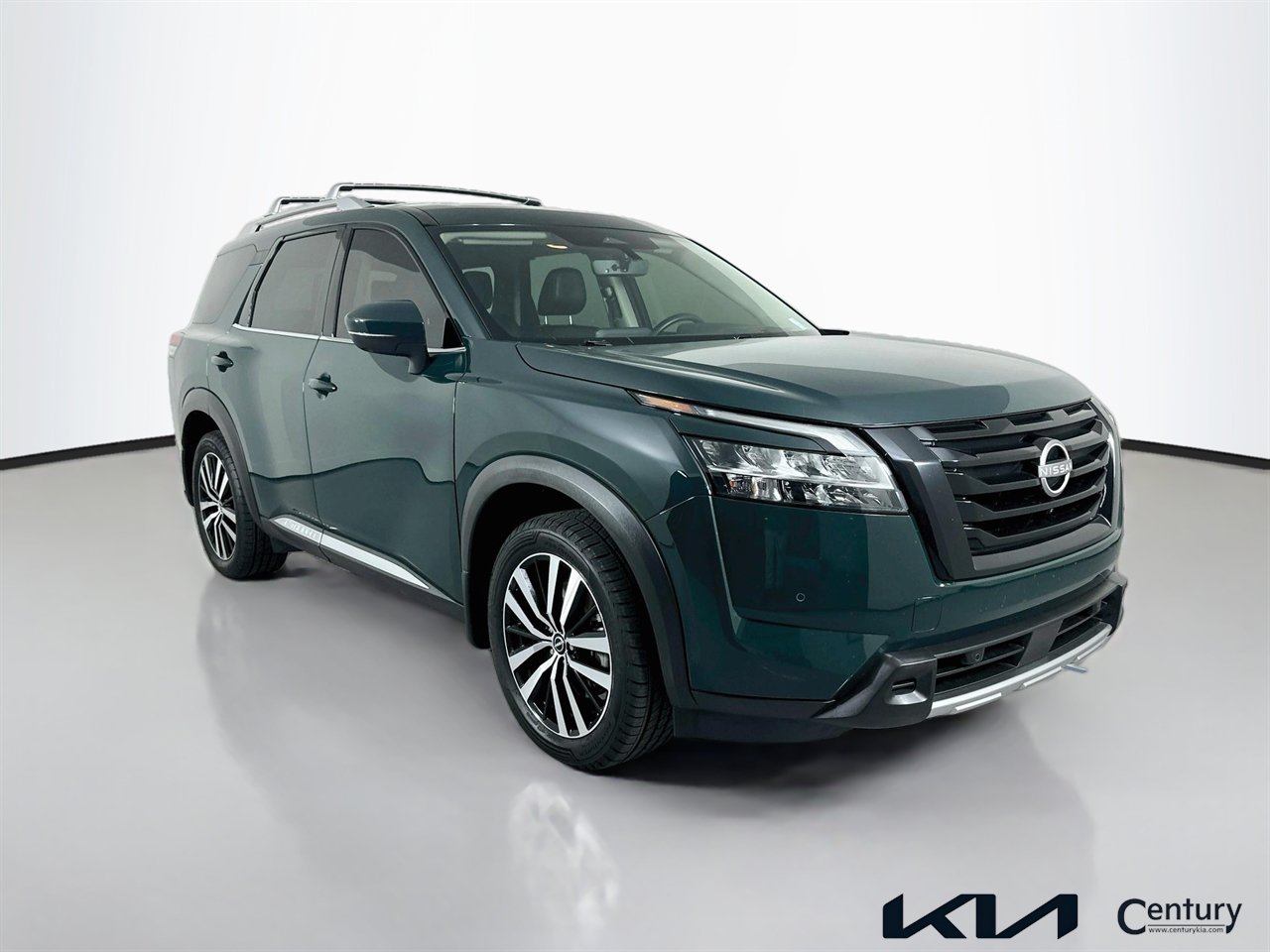 Used 2024 Nissan Pathfinder Platinum w/ Black Appearance Package FWD image 3