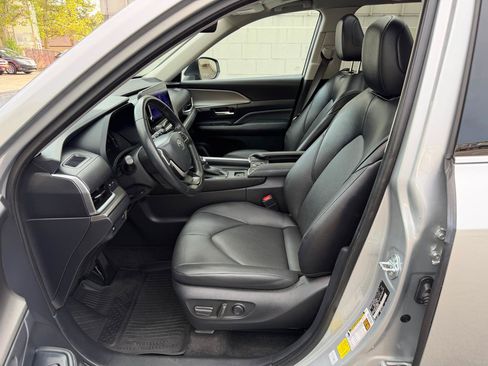Used 2024 Toyota Grand Highlander AWD image 3