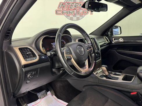 Used 2016 Jeep Grand Cherokee Laredo 75th Anniversary AWD/4WD image 10