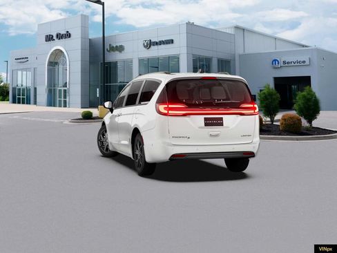 New 2027 Chrysler Pacifica Limited FWD image 5