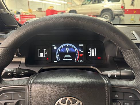 Certified 2025 Toyota Tacoma SR5 AWD/4WD image 10