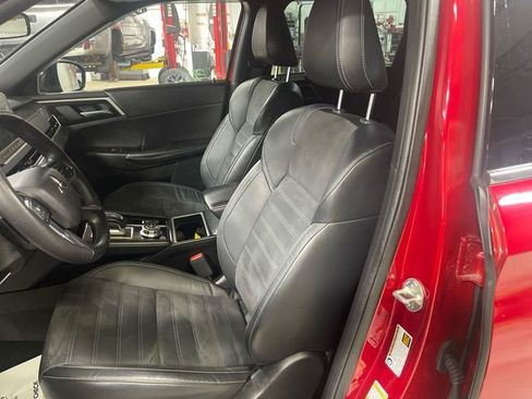 Used 2023 Mitsubishi Outlander SE Black Edition image 11