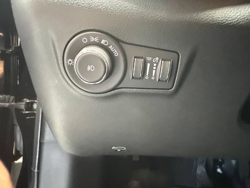 Used 2025 Jeep Compass Latitude w/ Convenience Group AWD/4WD image 16