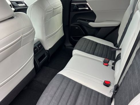 New 2026 Mitsubishi Outlander SE FWD image 13