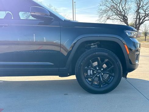 Used 2025 Jeep Grand Cherokee Altitude image 5