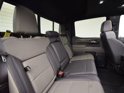 Used 2023 Chevrolet Silverado 1500 ZR2 image 25