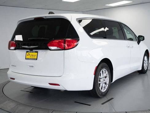 Used 2023 Chrysler Voyager LX image 9