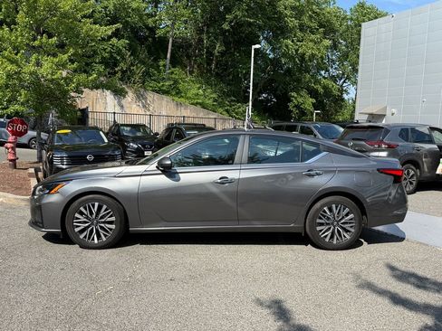 Used 2023 Nissan Altima 2.5 SV FWD image 2
