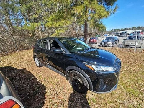 Used 2021 Nissan Kicks S image 3