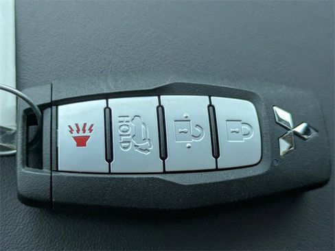 New 2025 Mitsubishi Outlander SE image 33