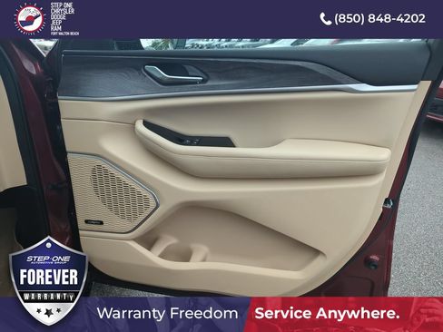 Used 2023 Jeep Grand Cherokee Limited w/ Luxury Tech Group II AWD/4WD image 32