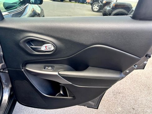 Used 2019 Jeep Cherokee Limited image 16