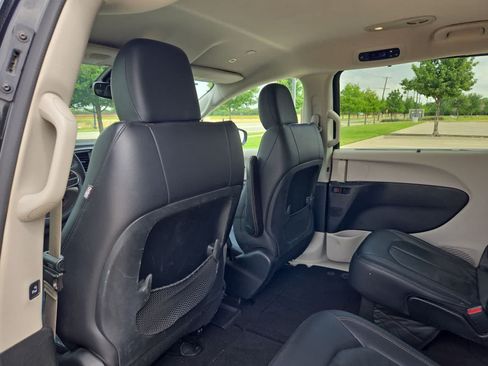 Used 2018 Chrysler Pacifica Touring-L FWD image 16