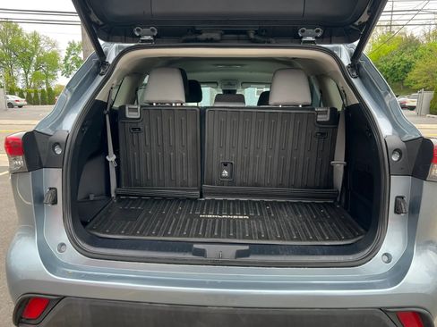 Used 2022 Toyota Highlander LE AWD/4WD image 10