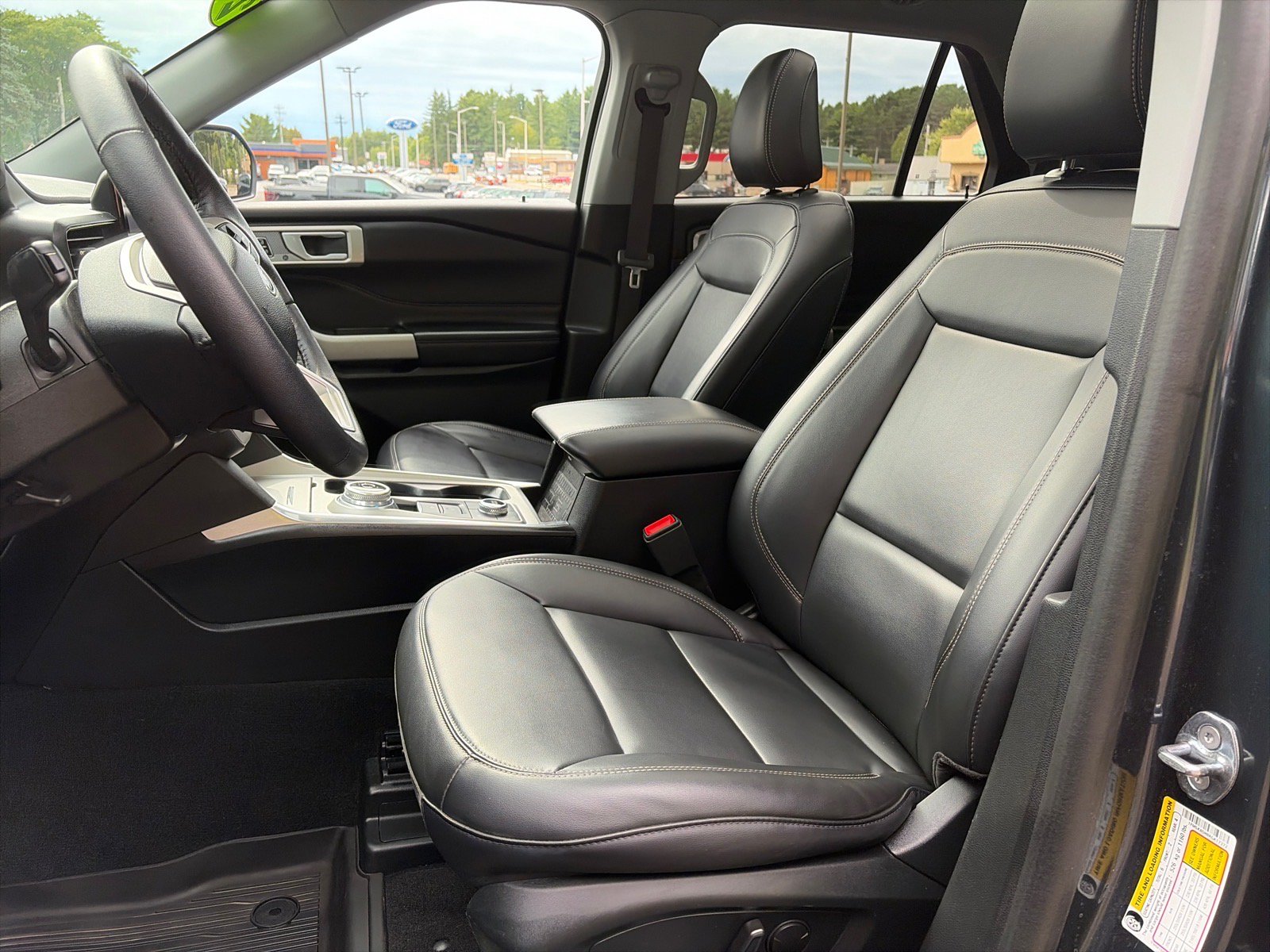 Used 2024 Ford Explorer XLT w/ Equipment Group 202A AWD/4WD image 15