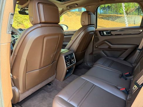 Used 2023 Porsche Cayenne AWD/4WD image 31