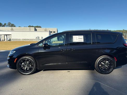 New 2026 Chrysler Pacifica Select image 5