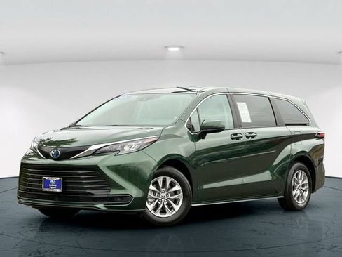 Used 2024 Toyota Sienna LE AWD/4WD image 2