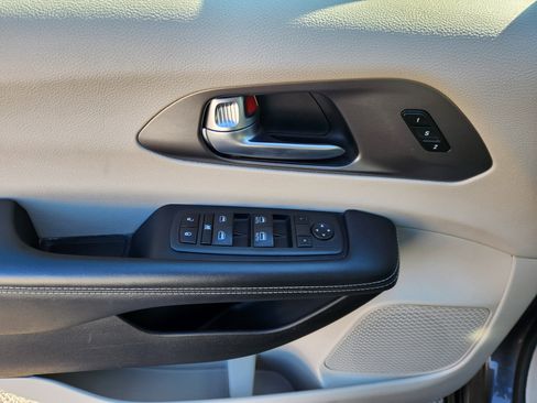 Used 2023 Chrysler Pacifica Touring-L image 17