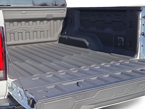 Used 2024 Chevrolet Colorado ZR2 w/ ZR2 Convenience Package III image 9