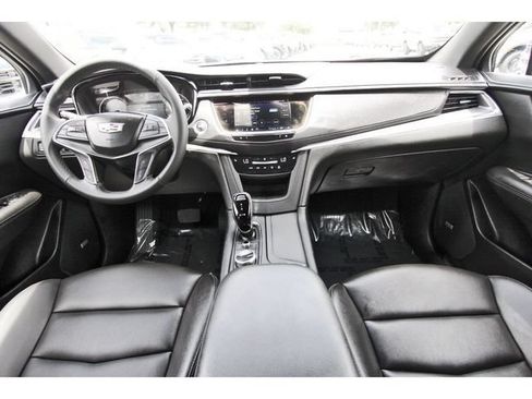 Used 2025 Cadillac XT5 Luxury FWD image 8