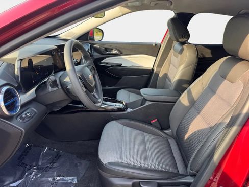 Used 2025 Chevrolet Trax LT FWD image 9