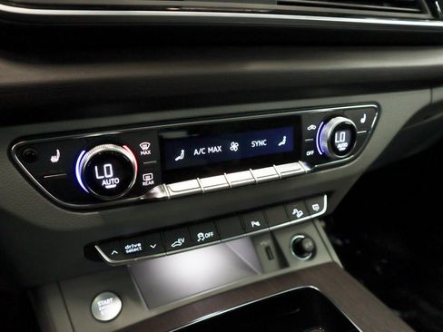 Used 2024 Audi Q5 e Premium w/ Convenience Package image 28