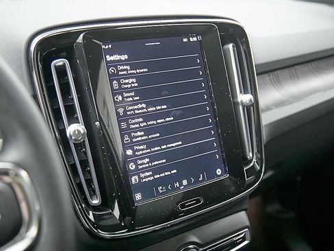 Certified 2023 Volvo C40 Recharge Core w/ Climate Package image 15