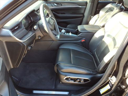 Used 2023 Jeep Grand Cherokee L Overland w/ Luxury Tech Group IV AWD/4WD image 10