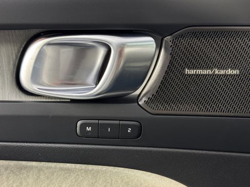 Used 2023 Volvo XC40 B5 Ultimate image 17