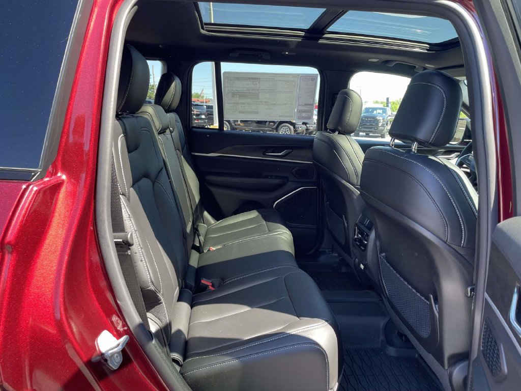 New 2026 Jeep Grand Cherokee Limited w/ Limited Altitude Package AWD/4WD image 18