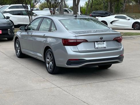 Used 2024 Volkswagen Jetta SE image 4