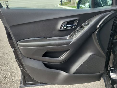 Used 2022 Chevrolet Trax LT w/ Midnight Edition image 22