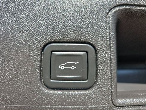 Used 2022 GMC Terrain SLT image 13