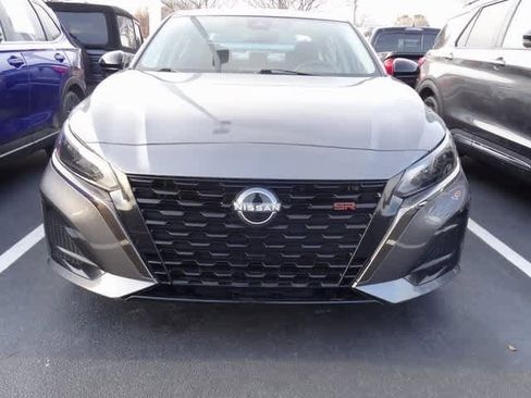 Used 2023 Nissan Altima 2.5 SR image 2