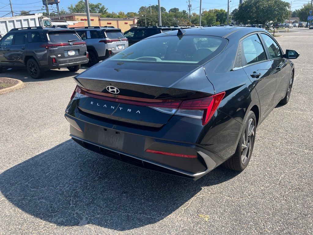Used 2025 Hyundai Elantra SEL FWD image 4