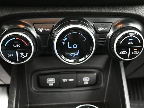 Used 2024 Hyundai Venue SEL FWD image 21