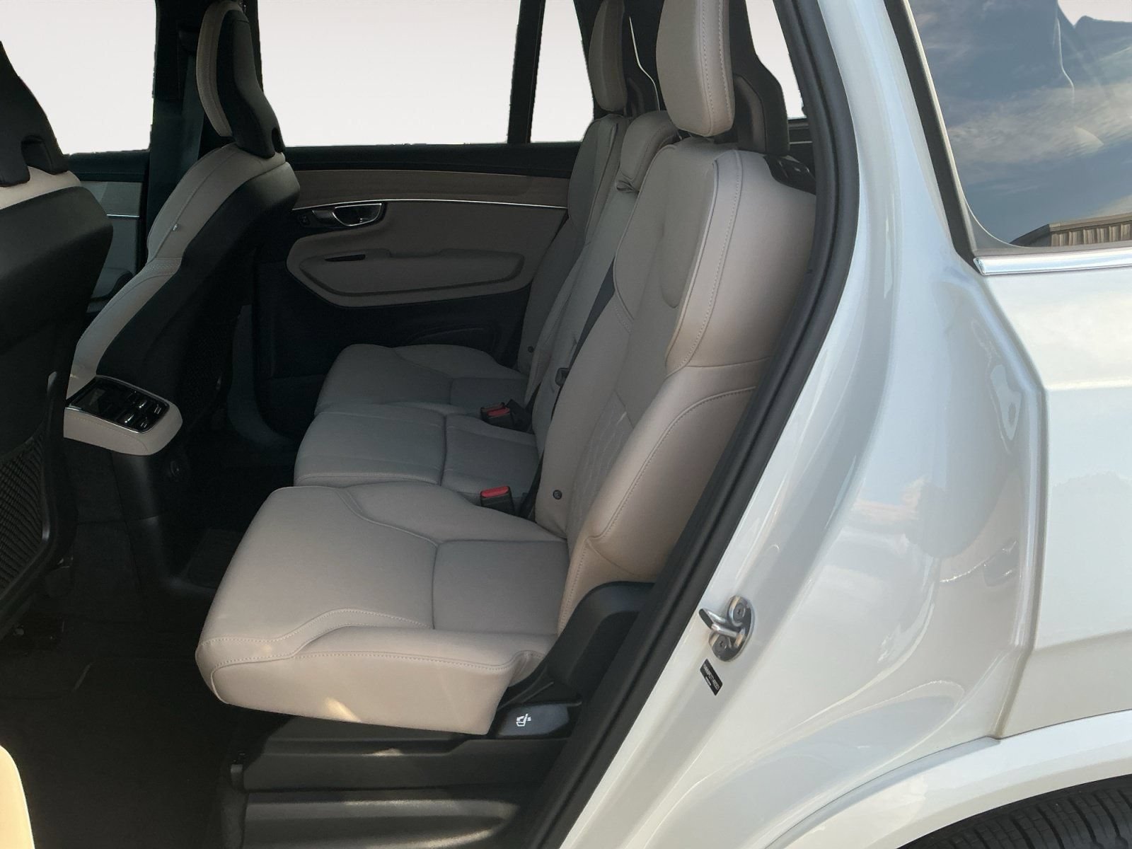 New 2026 Volvo XC90 T8 Plus AWD/4WD image 13