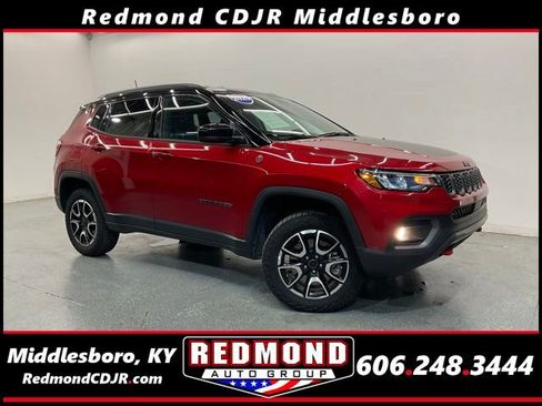 Used 2025 Jeep Compass Trailhawk AWD/4WD image 1
