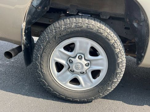 Used 2008 Toyota Tundra 4x4 CrewMax w/ Tow Pkg image 11