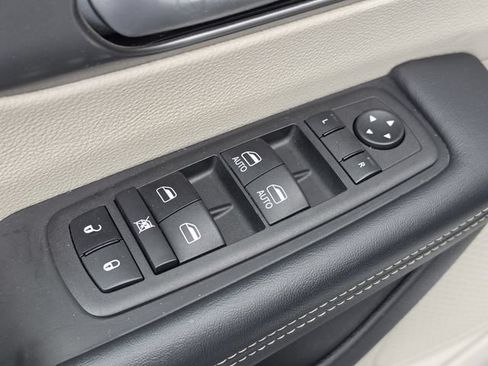 Used 2023 Chrysler Pacifica Touring-L FWD image 29