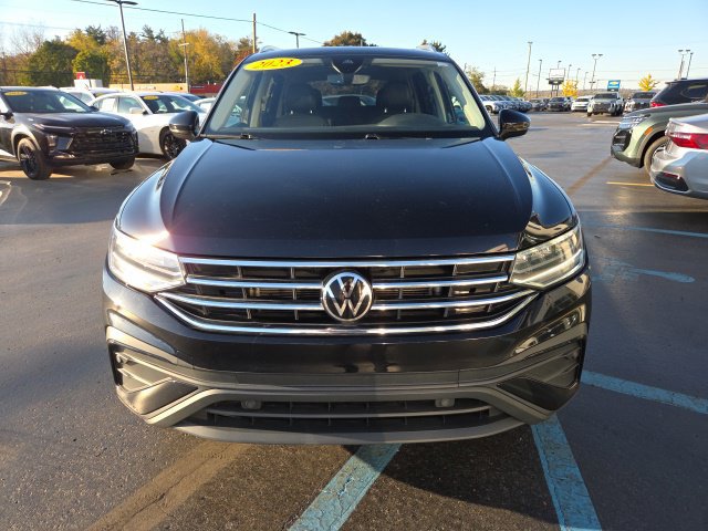 Used 2023 Volkswagen Tiguan SE w/ Panoramic Sunroof Package AWD/4WD image 2