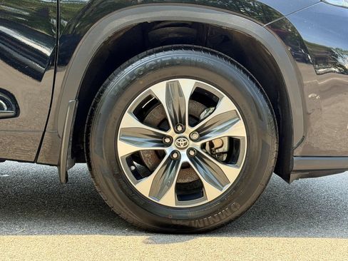 Used 2023 Toyota Highlander XLE AWD/4WD image 6