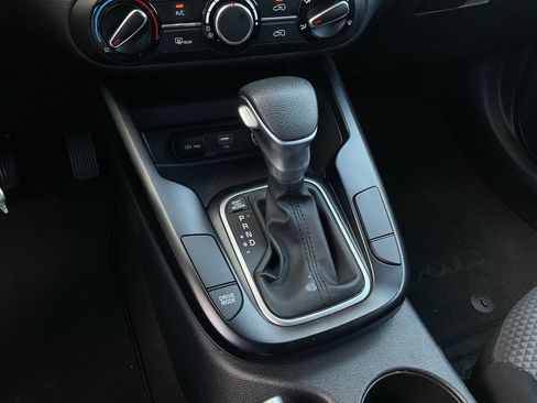 Used 2025 Kia Soul LX w/ LX Technology Package FWD image 18