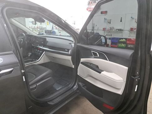 Used 2024 Kia Carnival LX image 17