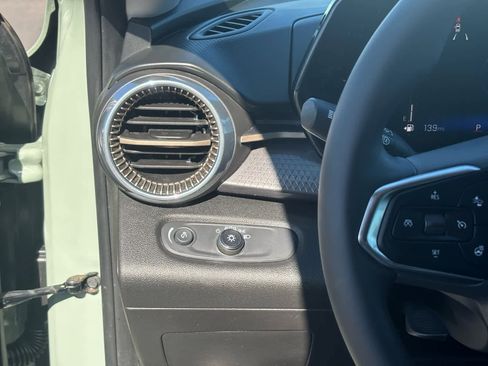 Used 2025 Chevrolet Trax ACTIV image 17