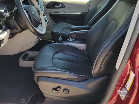 Used 2020 Chrysler Pacifica Limited w/ Advanced Safetytec Group FWD image 6