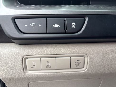 Used 2023 Kia Carnival LX FWD image 20